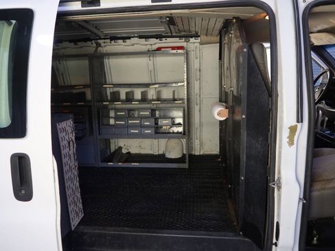 Used 2009 Chevrolet Express 2500 image 15