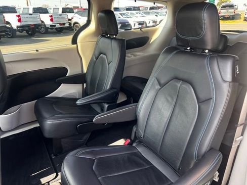 Used 2021 Chrysler Pacifica Touring-L image 19