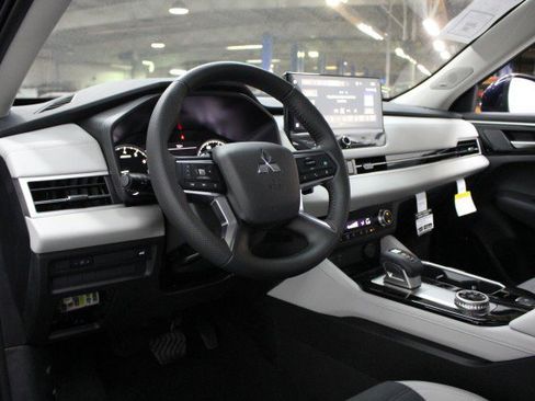 New 2025 Mitsubishi Outlander SE image 5