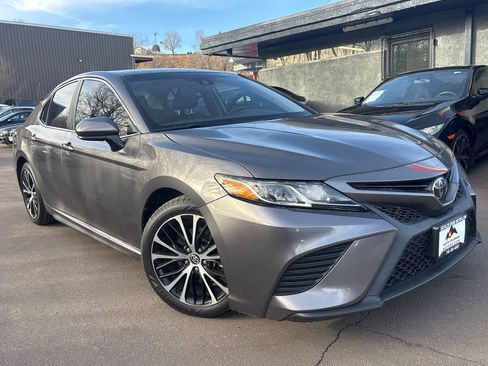Used 2020 Toyota Camry SE image 1