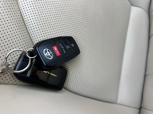Used 2024 Toyota Highlander Limited image 20