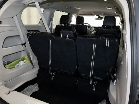 Used 2023 Chrysler Pacifica Touring-L image 12