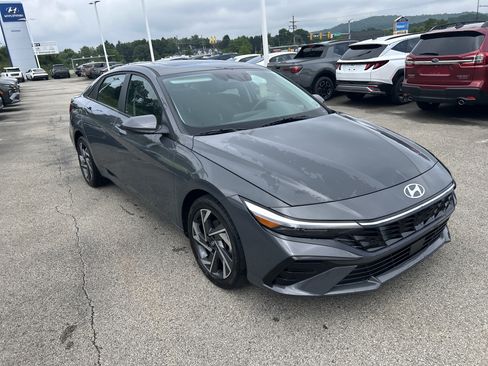 Used 2025 Hyundai Elantra SEL FWD image 1