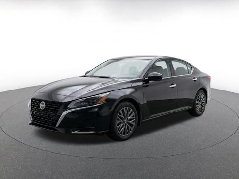 Used 2025 Nissan Altima 2.5 SV FWD image 3