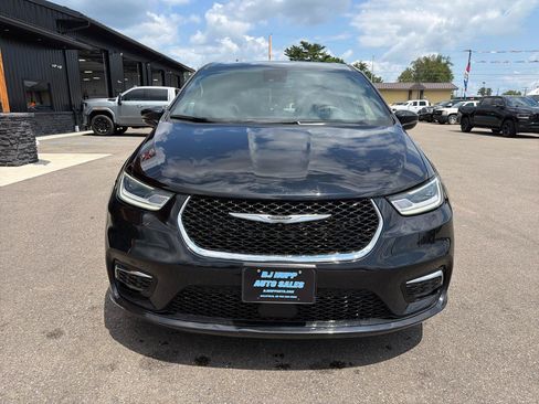 Used 2025 Chrysler Pacifica Select FWD image 2