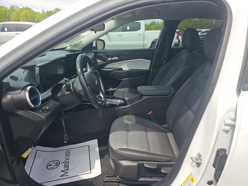 Used 2025 Chevrolet Trax LT w/ LT Convenience Package image 14