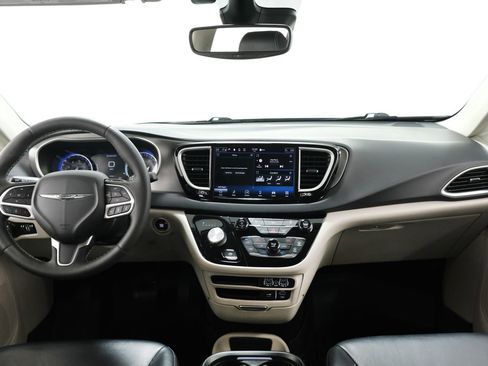 Used 2022 Chrysler Pacifica Touring-L FWD image 8