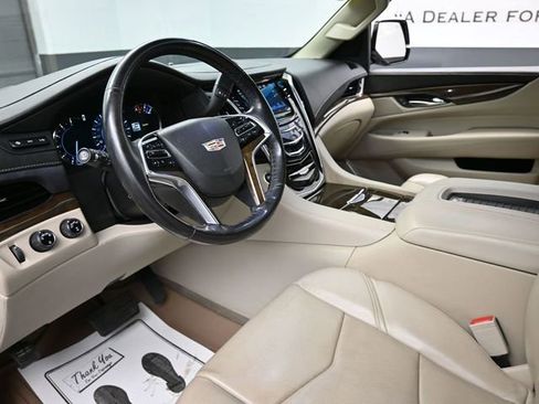 Used 2019 Cadillac Escalade Luxury AWD/4WD image 18