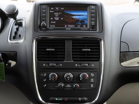 Used 2018 Dodge Grand Caravan SE w/ UConnect Hands-Free Group FWD image 23
