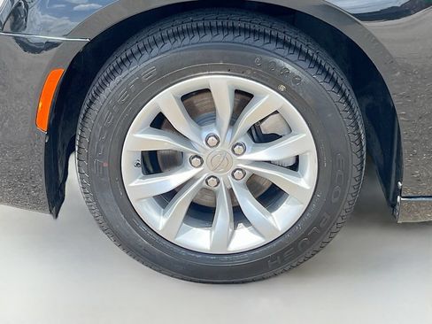 Used 2023 Chrysler 300 Touring RWD image 29