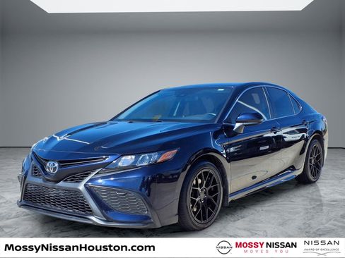Used 2021 Toyota Camry SE image 4