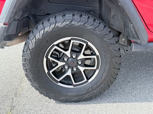 Used 2025 Jeep Wrangler Unlimited Rubicon AWD/4WD image 32