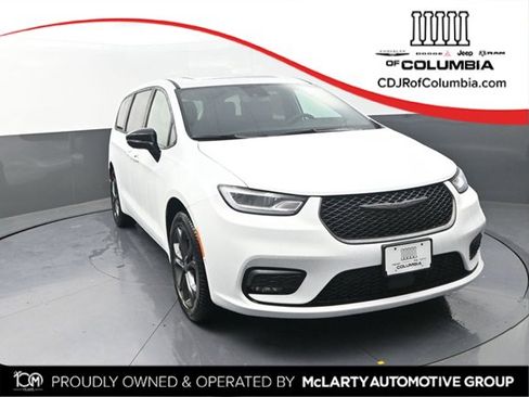 New 2026 Chrysler Pacifica Select image 1
