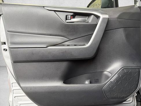 Used 2025 Toyota RAV4 XLE image 9