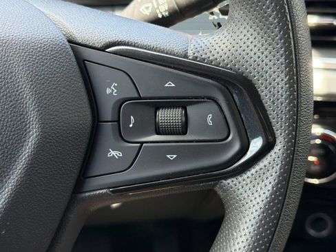 Used 2025 Chevrolet Trax LT FWD image 18