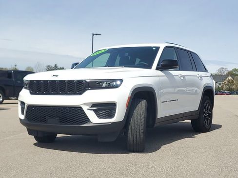Used 2024 Jeep Grand Cherokee Altitude AWD/4WD image 4