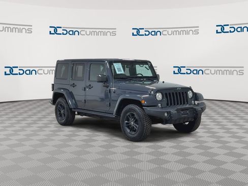 Used 2017 Jeep Wrangler Unlimited Sahara AWD/4WD image 3