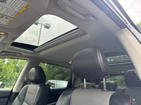 Used 2020 Nissan Pathfinder SL AWD/4WD image 29