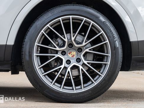 Used 2021 Porsche Cayenne S image 9