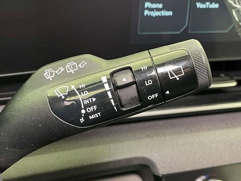 Used 2025 Kia Carnival EX FWD image 41