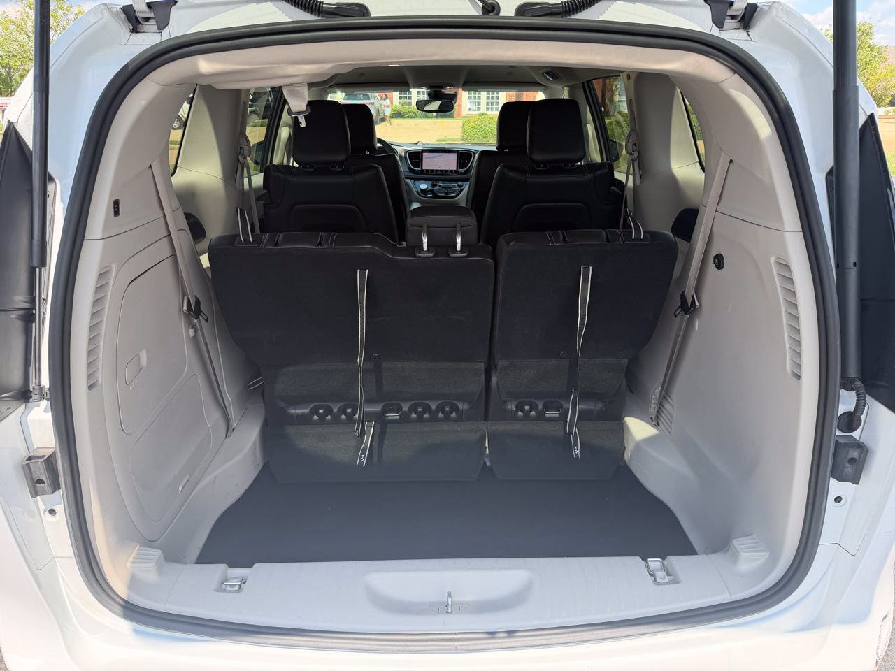 Used 2024 Chrysler Pacifica Limited FWD image 9