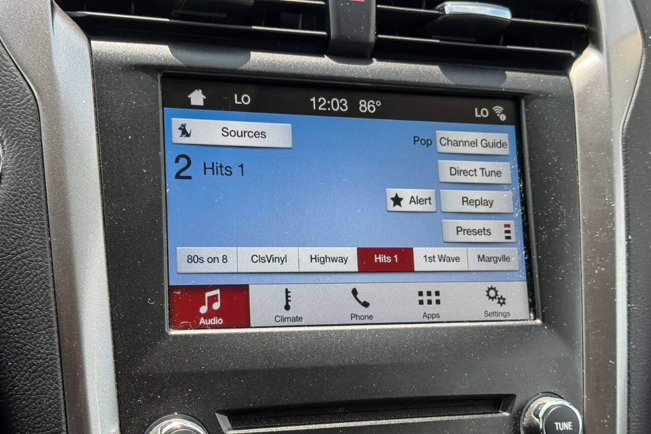 Used 2018 Ford Fusion SE w/ Fusion SE Technology Package FWD image 26