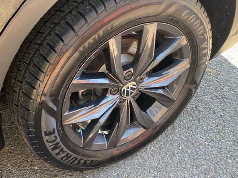 Certified 2024 Volkswagen Tiguan SE w/ Panoramic Sunroof Package AWD/4WD image 20