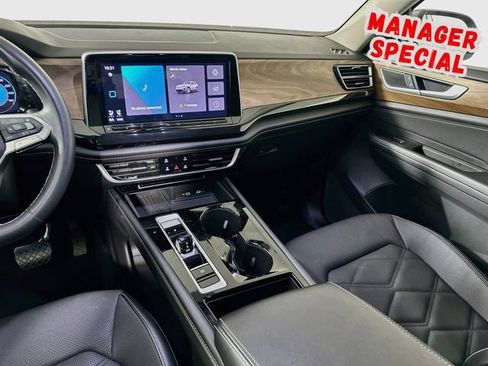 Used 2025 Volkswagen Atlas SE FWD image 24