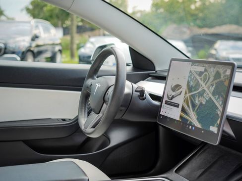 Used 2021 Tesla Model 3 Standard Range Plus RWD image 8
