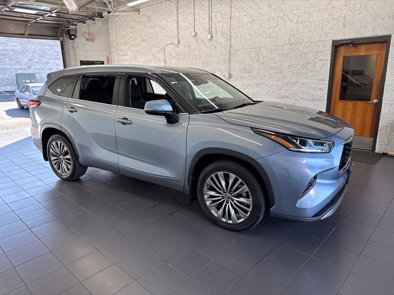 Certified 2021 Toyota Highlander Platinum AWD/4WD image 1