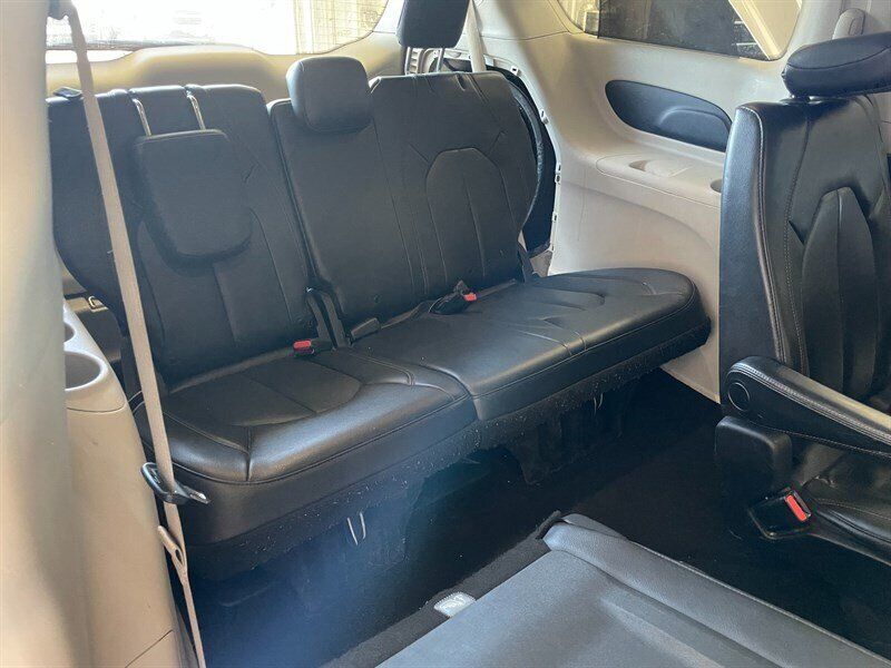 Used 2019 Chrysler Pacifica Touring-L FWD image 20