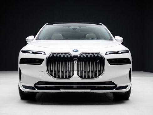 Used 2024 BMW i7 xDrive60 image 8