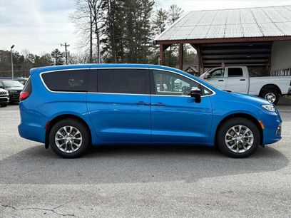 New 2026 Chrysler Pacifica Limited w/ Uconnect Theater Family Group
