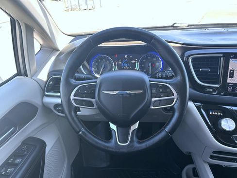 Used 2018 Chrysler Pacifica Touring-L Plus FWD image 12