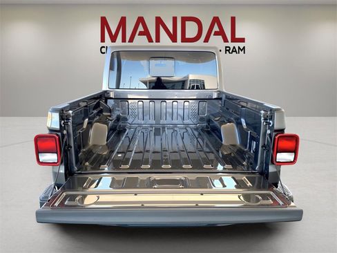 Used 2025 Jeep Gladiator Nighthawk image 19