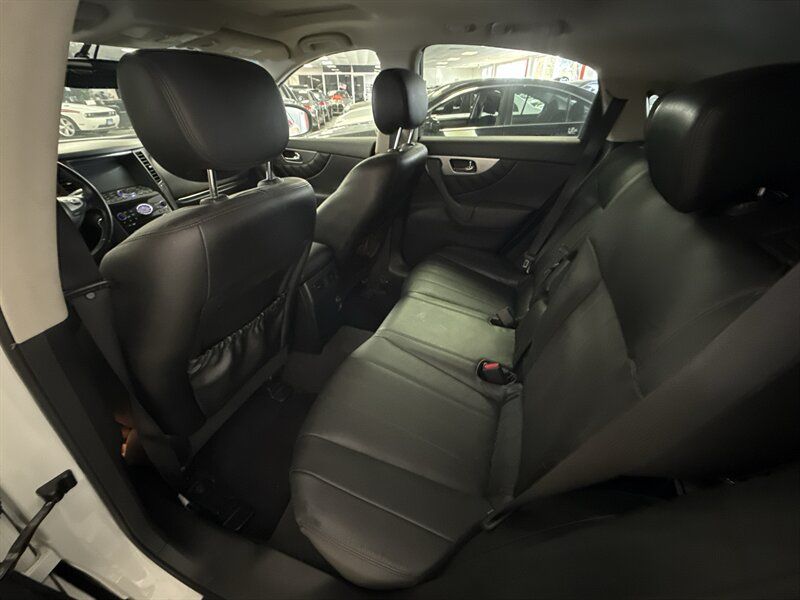 Used 2017 INFINITI QX70 AWD w/ Premium Package image 28