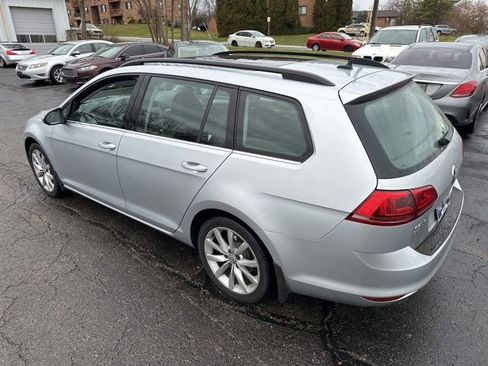 Used 2017 Volkswagen Golf SE image 3
