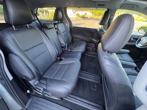 Used 2017 Toyota Sienna SE FWD image 15