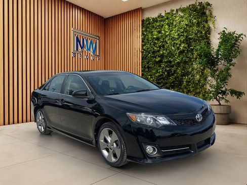 Used 2012 Toyota Camry SE FWD image 1