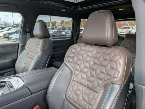 Used 2025 Nissan Armada Platinum Reserve image 15