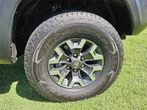 Used 2020 Toyota Tacoma TRD Off-Road w/ Technology Package image 16