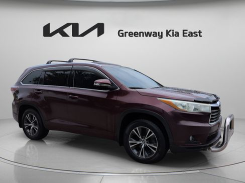 Used 2016 Toyota Highlander XLE AWD/4WD image 3