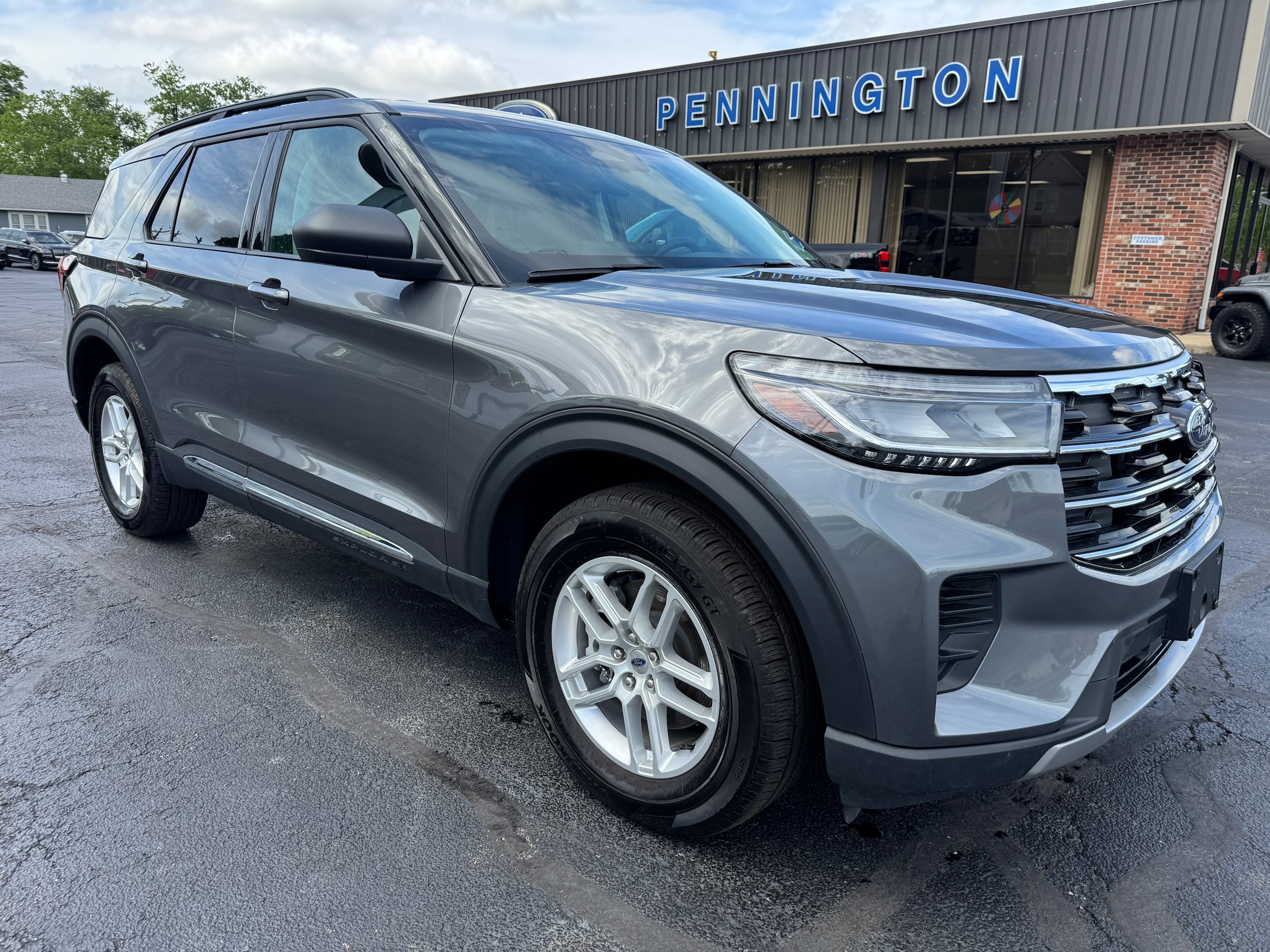 Used 2025 Ford Explorer Active AWD/4WD image 9