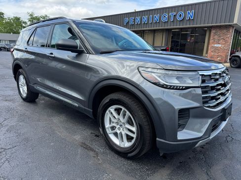 Used 2025 Ford Explorer Active AWD/4WD image 9