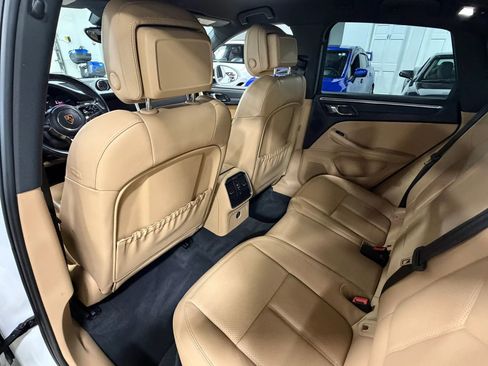 Used 2018 Porsche Macan AWD/4WD image 23