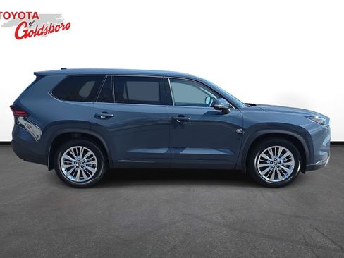 Used 2025 Toyota Grand Highlander AWD image 4