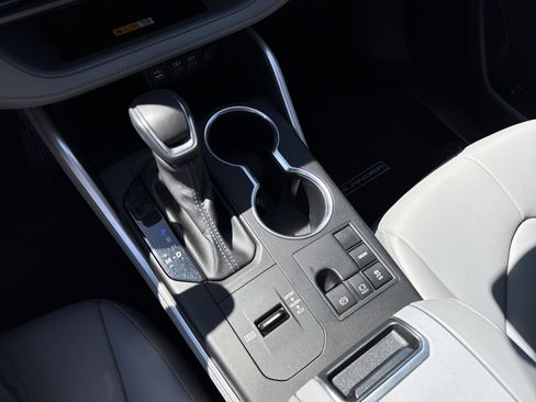 Used 2023 Toyota Highlander XLE image 30