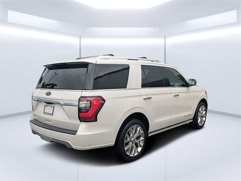 Used 2019 Ford Expedition Platinum image 3