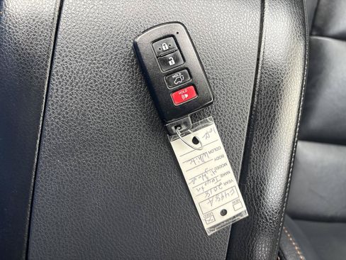 Used 2018 Toyota Highlander XLE FWD image 28