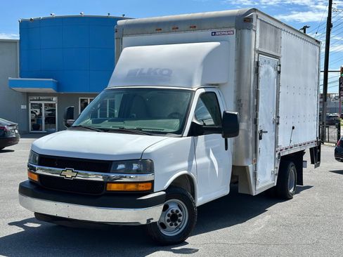 Used 2016 Chevrolet Express 3500 w/ Chrome Appearance Package RWD image 28